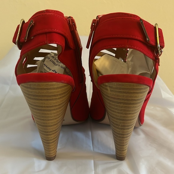 Red sandals - Picture 3 of 7